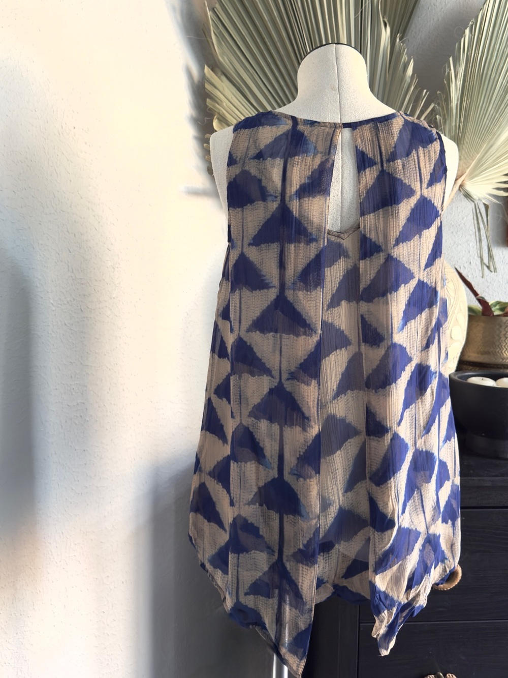 Sleeveless Blue Patterned Chiffon Tank Top - Women - Picture 4 of 7